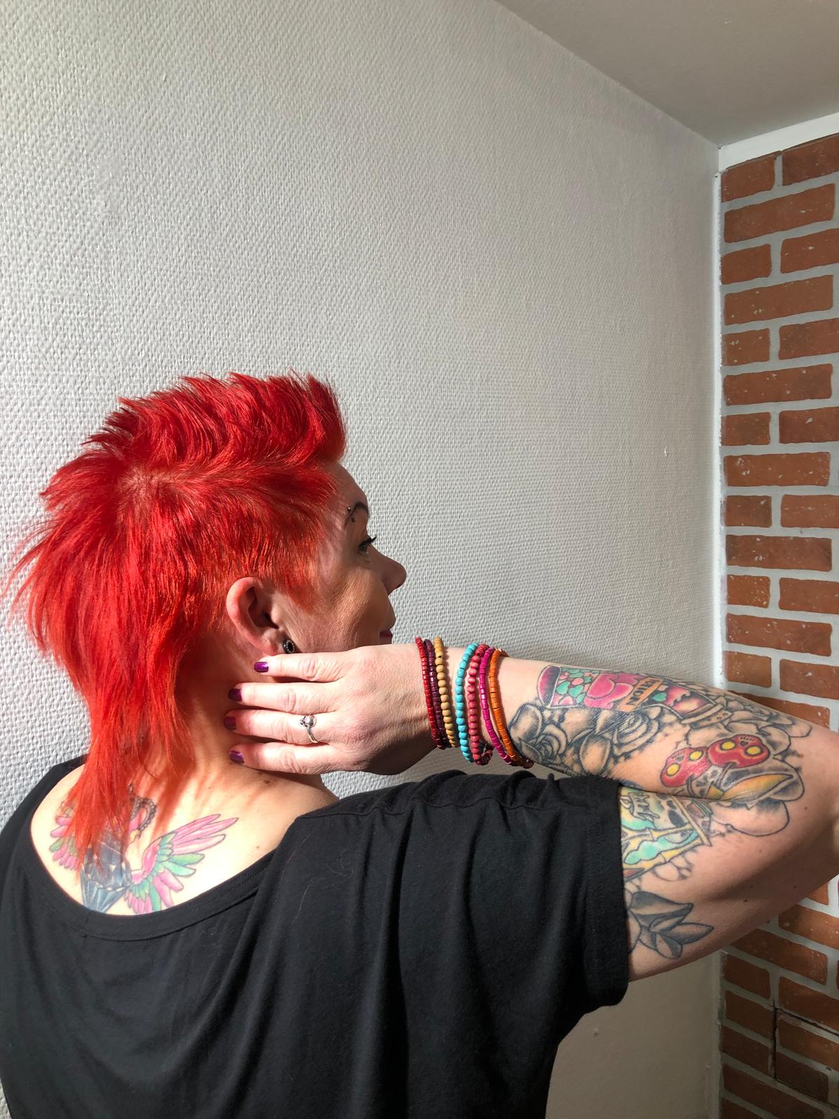 Punainen mohawk-mullet -muotoilu