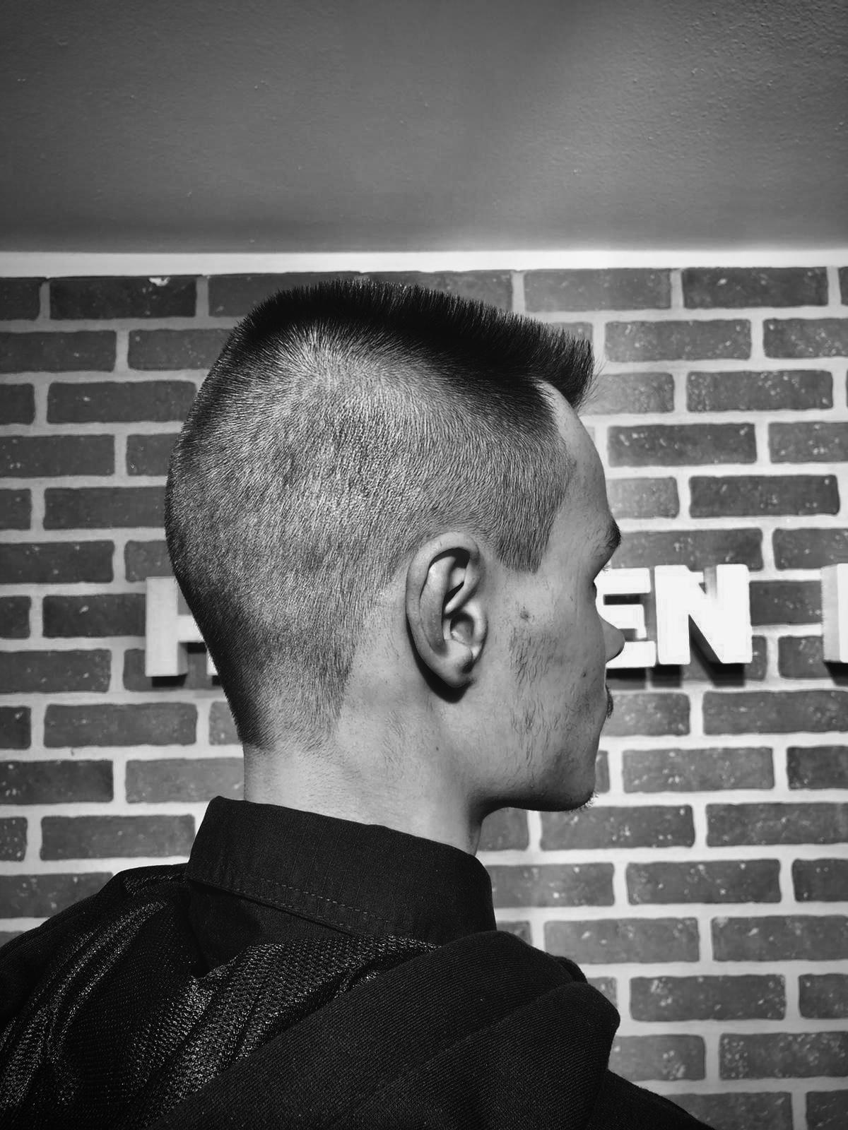 Tarkka skin fade -leikkaus takaa